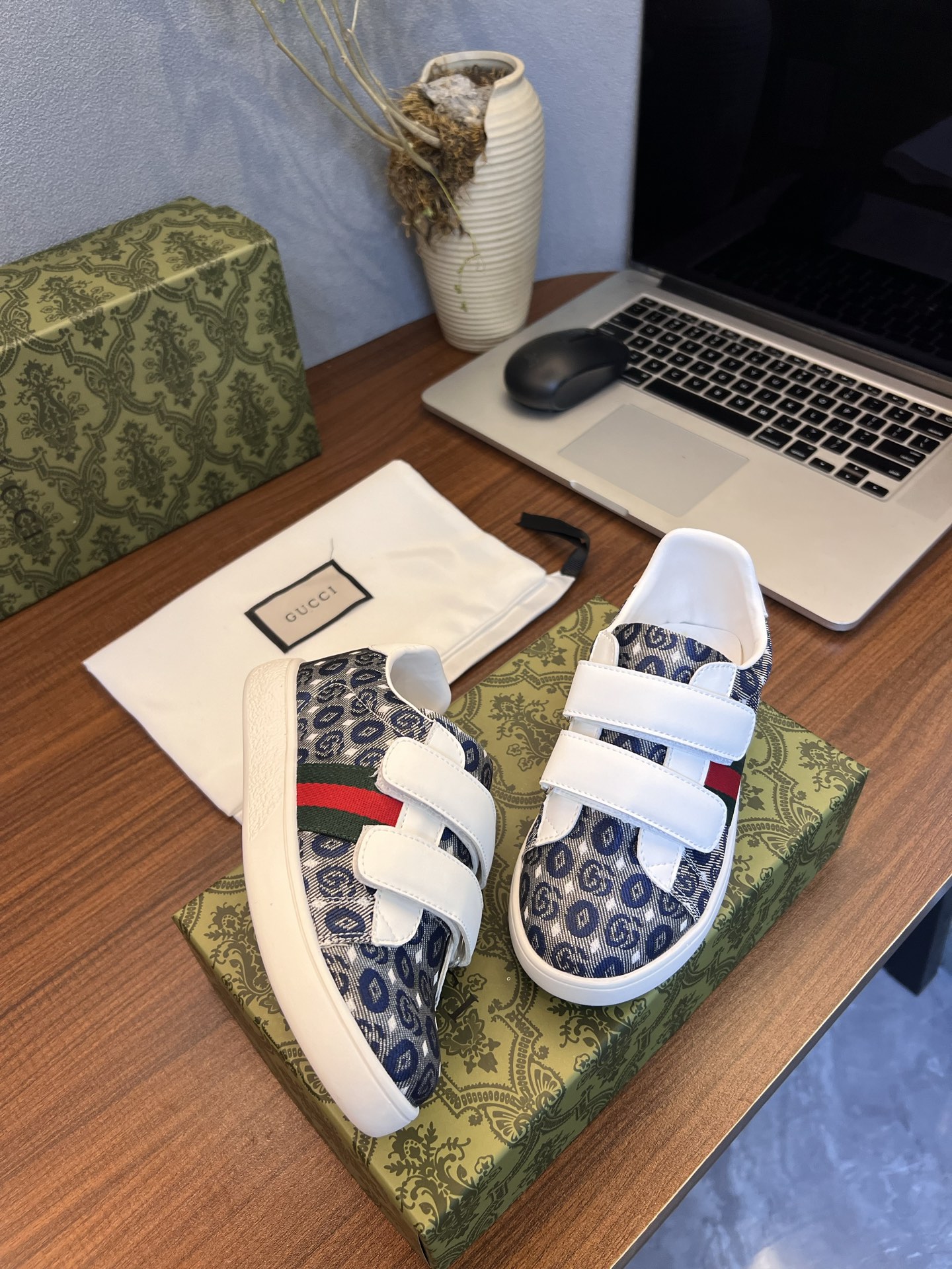 Children's shoes child